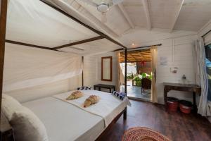 阿贡达Sea Star Resort的一间卧室,卧室内配有一张大床