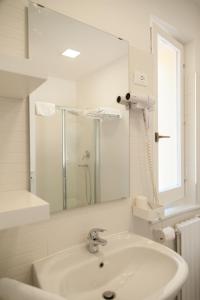 Montebello di BertonaAgriturismo La Solagna的白色的浴室设有水槽和淋浴。