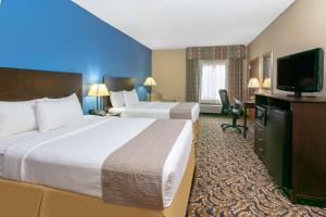 塔尔萨塔尔萨中心戴斯酒店的酒店客房设有两张床和一台平面电视。