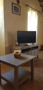 埃费奥纳斯Anemos的客厅设有一张桌子和一台电视