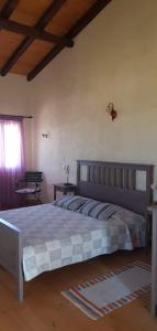 埃费奥纳斯Anemos的一间卧室设有一张大床和一个窗户。