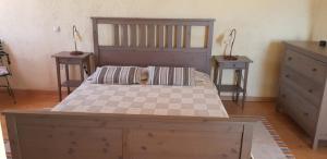 埃费奥纳斯Anemos的一间卧室配有一张带2个床头柜的大床