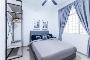 吉隆坡Artistic Comfy 4BR Suites KL的白色的卧室设有床和窗户
