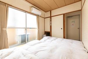 Tabist Business Ryokan Akashiya Annex客房内的一张或多张床位