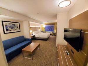 林伍德Holiday Inn Express Hotel & Suites Seattle North - Lynnwood, an IHG Hotel的酒店客房设有沙发、床和电视。