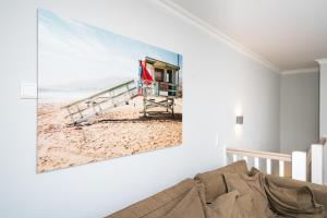 韦斯特兰Meer-Lust-Sylt Haus Mateika的客厅配有海滩绘画