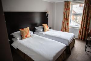 赫克瑟姆赫克瑟姆博蒙特酒店的酒店客房设有两张床和窗户。
