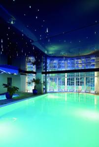 伊森斯科米特莫莉特尔穆赫酒店的一座建筑物的游泳池