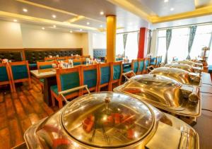 列城拉达克纳兰达酒店的餐馆里一排带食物盘的桌子