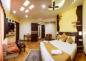 列城拉达克纳兰达酒店的酒店客房设有床和客厅。
