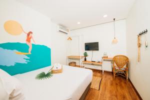 梭桃邑Summer Stay Sattahip的一间卧室,配有一张床铺,上面画着冲浪板上的女人