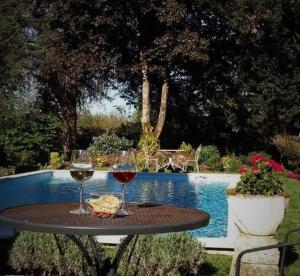 Le FleixMaison des Vignes的一张桌子,旁边是两杯酒,