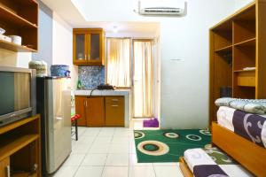 德波Dewi Depok Apartment Margonda Residence 2的一间小房间,设有厨房和客厅