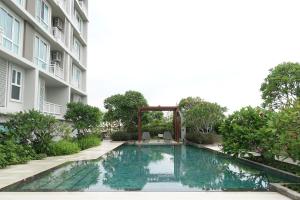 Si Maha Phot304花园酒店的一座建筑物中央的游泳池