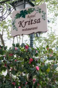 波尔塔里亚克利萨美食酒店的灌木丛旁酒店风筝餐厅标志
