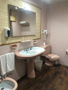 托雷拉韦加马尔克斯德桑蒂拉纳酒店的一间带水槽、卫生间和镜子的浴室