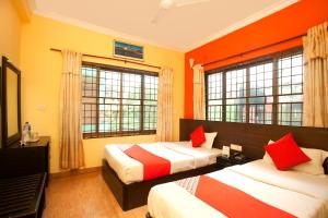 拉明德Lumbini Guest House的酒店客房带两张床和两个窗户