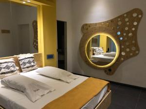 布宜诺斯艾利斯Origen Hotel -Motel-的一间卧室配有一张床和镜子