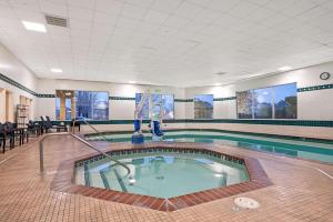 博伊西博伊西市镇广场拉昆塔套房酒店的一座带游泳池的大楼内的大型游泳池