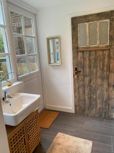 Privé sauna & terras - Aachen Vaals Drielandenpunt的一间浴室