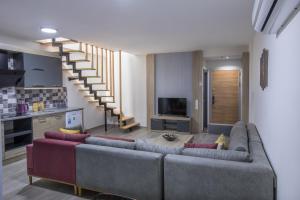 安塔利亚Elanis Suites的带沙发和楼梯的客厅