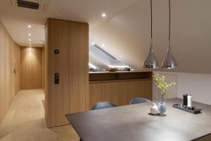克赖尔斯海姆Toploft Serviced Apartments的厨房以及带桌椅的用餐室。