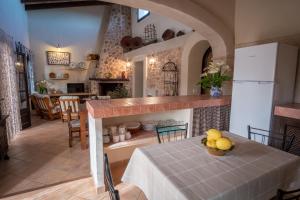 桑坦伊Sa Bassa Llova mit Pool und Wifi的厨房以及带桌子和柜台的用餐室。