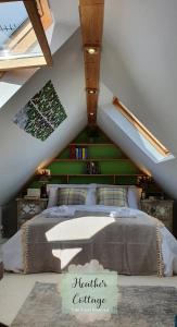 阿伯丁Heather Cottage Aberdeen的一间卧室配有一张绿色墙床