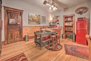 One-of-a-Kind Rustic Retreat in Dtwn Sturgeon Bay!餐厅或其他用餐的地方