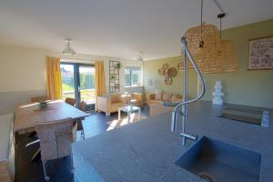 曲马勒姆Luxus Familienvilla mit Jacuzzi & Sauna的厨房以及带台面的起居室。