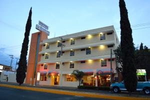 阿瓜斯卡连特斯伊丽莎白体育城酒店的停在前面的蓝色卡车建筑