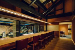 京都THE HIRAMATSU KYOTO的餐厅的酒吧,连排椅子