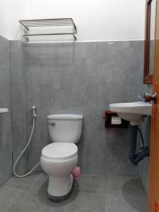 卢纳将军城Siargao Sunrise Villa的一间带卫生间和水槽的浴室