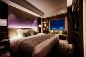 The Royal Park Hotel Iconic Osaka Midosuji客房内的一张或多张床位