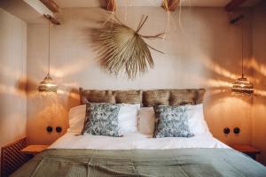 哈维亚Nomad Hotel - Xábia Port的卧室配有一张带两盏灯的墙壁床。