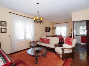 艾姆布里亚布拉瓦Villa Alberes by Interhome的客厅配有沙发、椅子和桌子