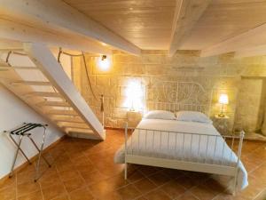 特拉尼奇塔代拉28号住宿加早餐旅馆的卧室配有白色的床和楼梯。