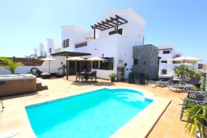普拉亚布兰卡Villa Emma Playa Blanca的房屋前的游泳池