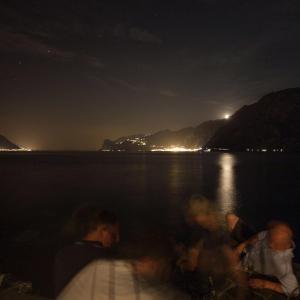 托尔博莱Villa Tempesta的一群人晚上坐在水中