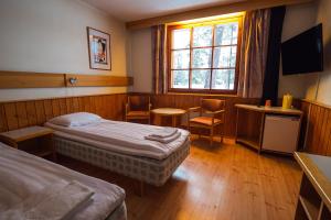 萨利色尔卡萨利色尔卡啤酒旅馆的酒店客房设有两张床和窗户。