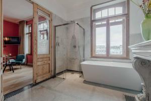 马斯特里赫特Maison Haas Hustinx & Spa的带浴缸的浴室和窗户。