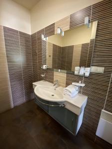 MylaDva Bobry (Two Beavers)的一间带水槽和镜子的浴室