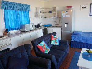 马盖特Southern Comfort - Starfish的带沙发的客厅和厨房