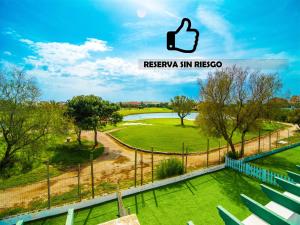 滨海罗克塔斯Roquetas Beach and Playa Serena Golf Village的苹果标志的公园图象