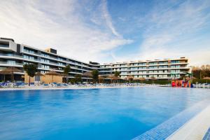阿尔沃尔RR Alvor Baía Resort的酒店前方的大型游泳池