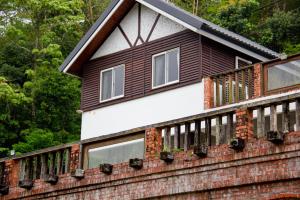 三义福田瓦舍Futen Villa的砖墙顶部有窗户的房子