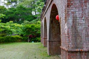 三义福田瓦舍Futen Villa的砖墙,上面有红球