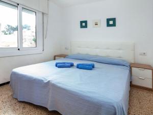 兰卡Apartment Blue Ocean-3 by Interhome的一间卧室配有一张带蓝色枕头的床。