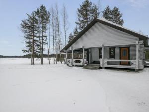 PertunmaaHoliday Home Suvituuli by Interhome的雪中小房子,有树在后面