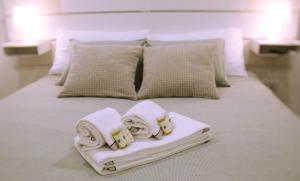 辛特拉Sintra Cozy Suite的一张带毛巾和枕头的床
